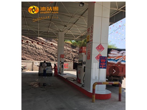  7889重庆加油站出售，省道，马上改国道，镇上面积3亩，加油机2台，4枪，附近旅游区，营业额2-3万，出售报价600万！