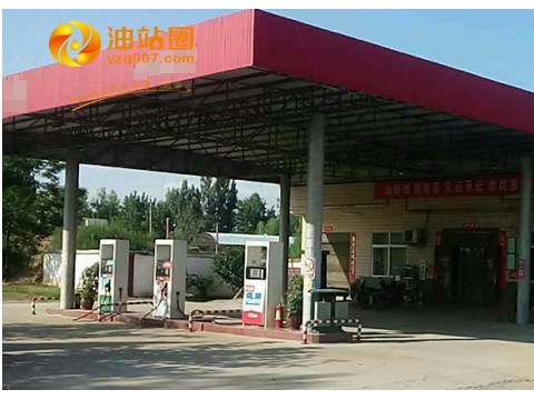 78247河南省邓州市省道旁加油压站出租，06年站，占地面积为近二亩，所有手续齐全，汽油营业额为1吨左右，车流大，陕西去湖北必经之路，租金50万，本地老板。