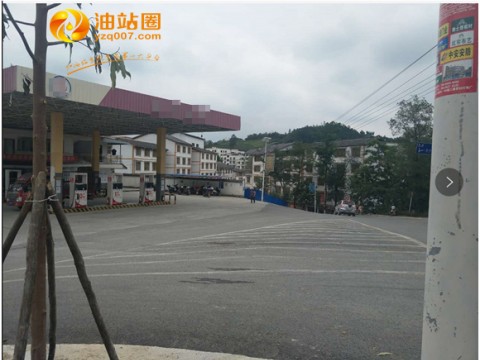 7955贵州遵义县城区镇独家加油站出售，目前营业额4万左右，前后50公里没有加油站，出售报价1500万，只卖不租！