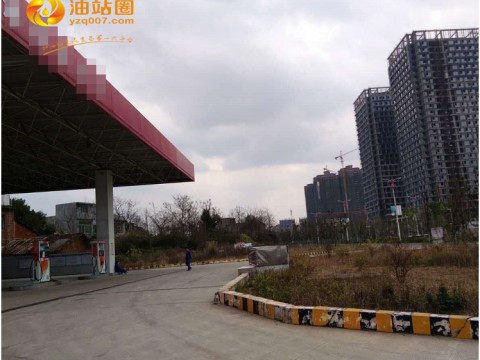 7976湖南永州县城大道加油站转让，商业用地，面积2600平方米，证件齐全至此，日均售油15吨以上。加油机6台，属城区一级加油站 ，售价面谈。