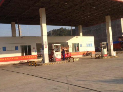 7110210 广西贺州乡镇独家加油站出租，面积3亩多，2台双枪加油机，证件齐全，一个月营业额50多万，出租面议！2017年最新加油站一手信息，本地老板会员免费！www.yzq007.com油站圈“